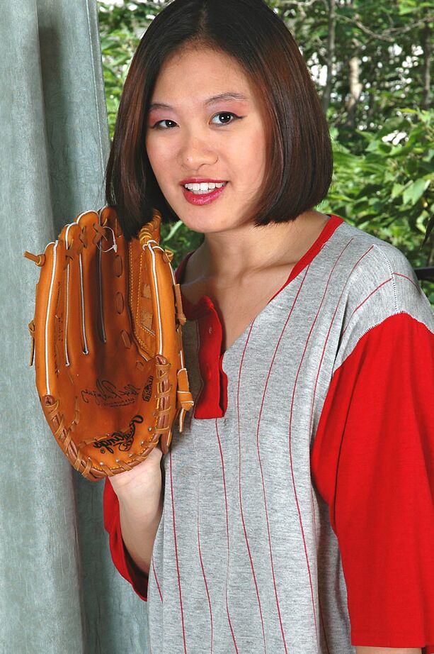 16P Asiatique amateur exposant ses seins naturels et sa chatte poilue