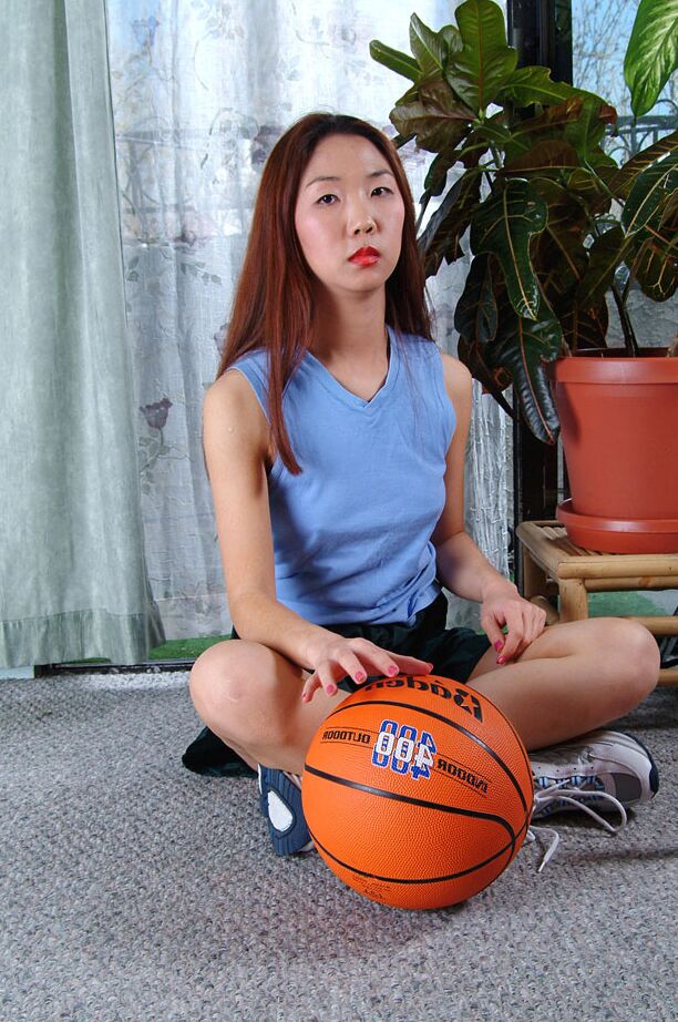 A cena 16P de despir apresenta a amadora asiática Heidi Ho e sua bola de basquete
