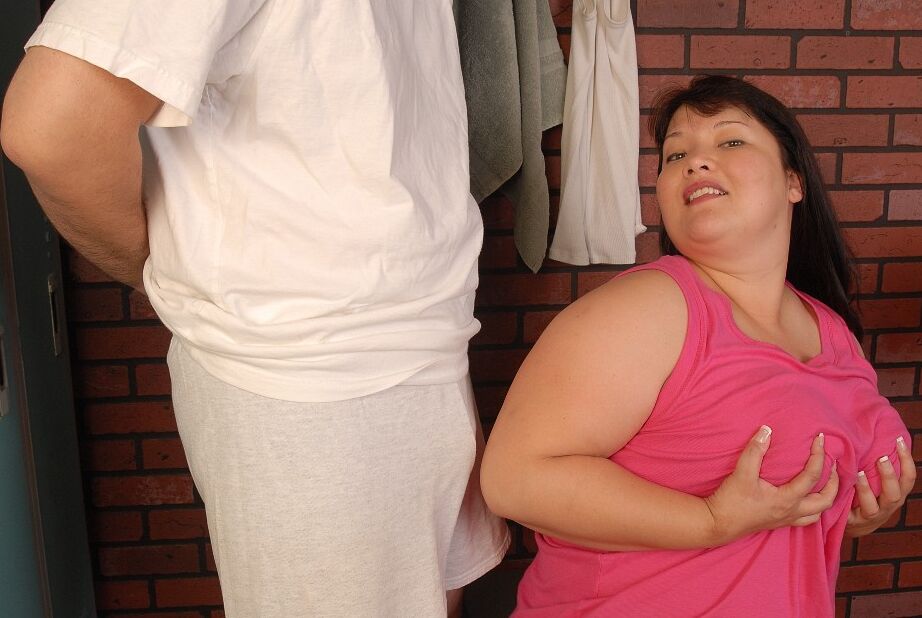 16P Olivia gorda asiática tira a camisa para revelar seios grandes e totalmente naturais