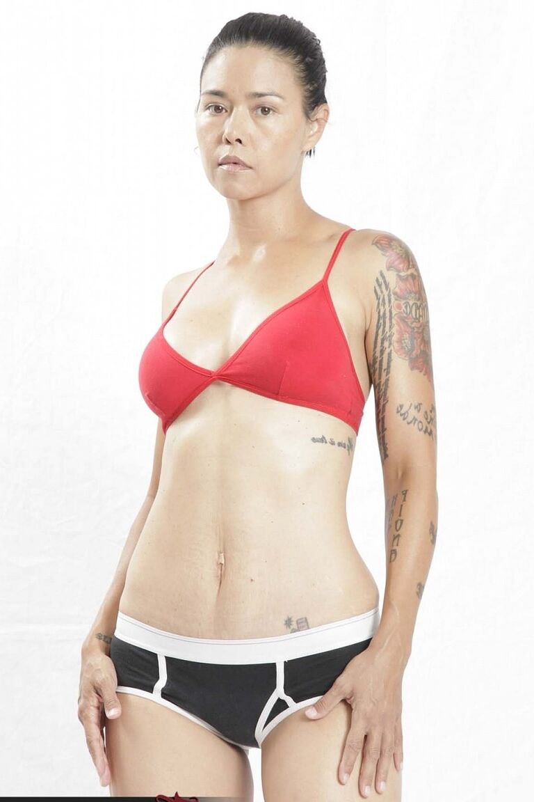 20P Dana Vespoli asiática madura revela seus peitos falsos e mostra suas habilidades no boxe