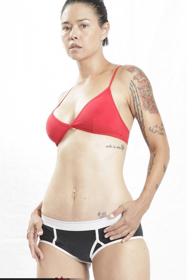 20P Dana Vespoli asiática madura revela seus peitos falsos e mostra suas habilidades no boxe