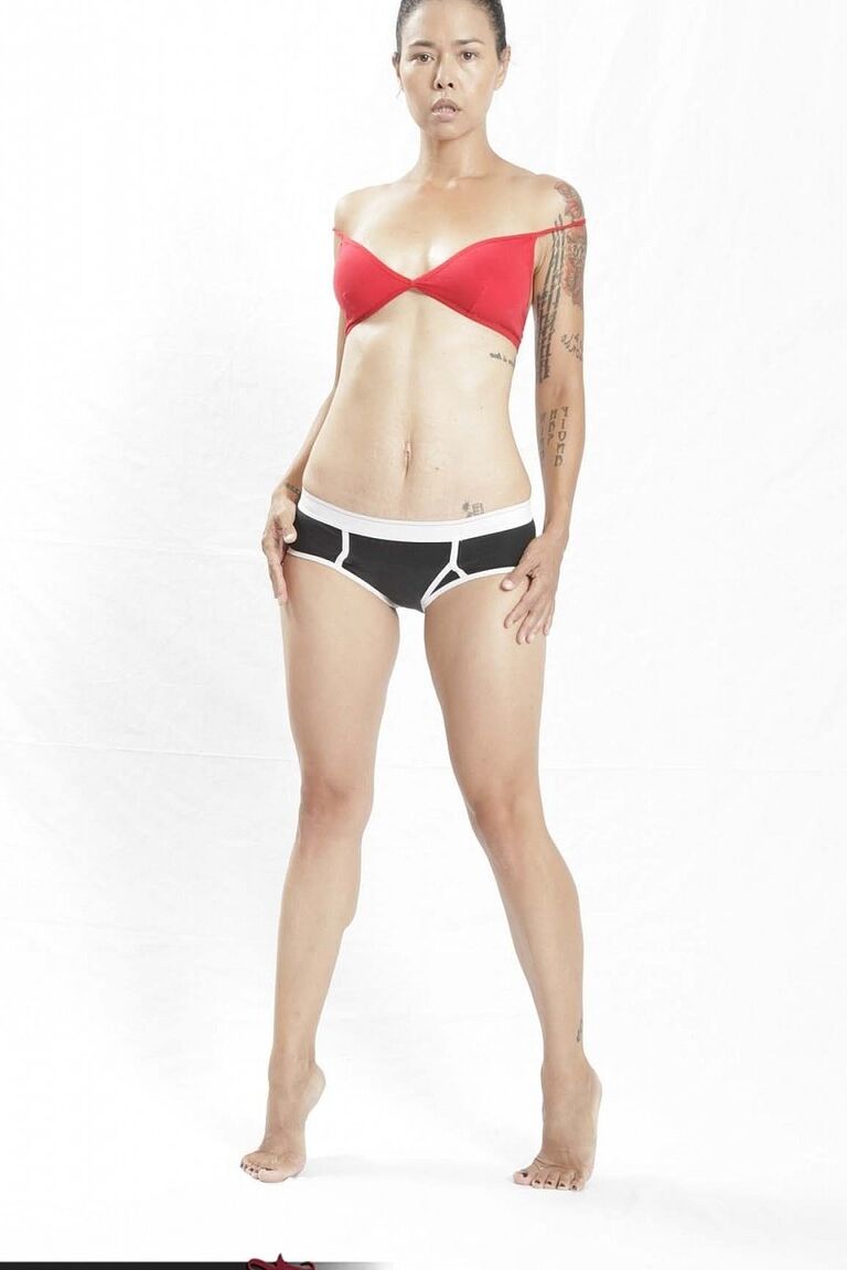 20P Dana Vespoli asiática madura revela seus peitos falsos e mostra suas habilidades no boxe