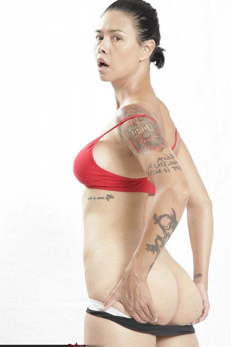 20P Dana Vespoli asiática madura revela seus peitos falsos e mostra suas habilidades no boxe
