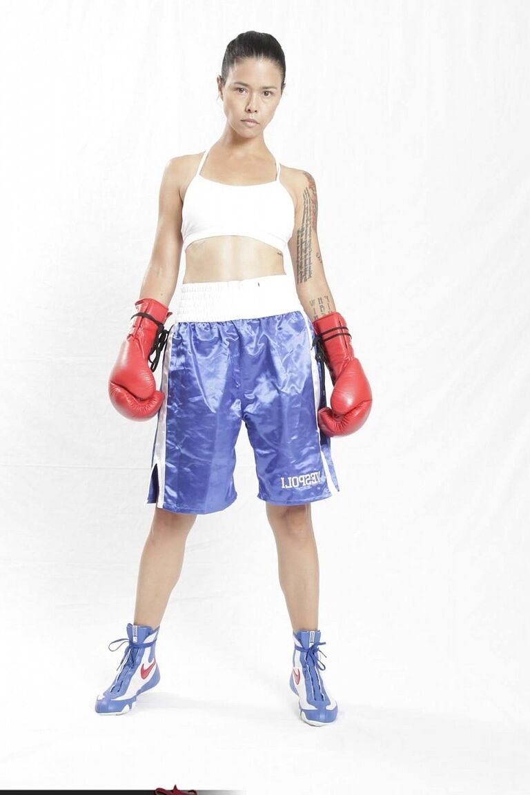 20P Dana Vespoli asiática madura revela seus peitos falsos e mostra suas habilidades no boxe