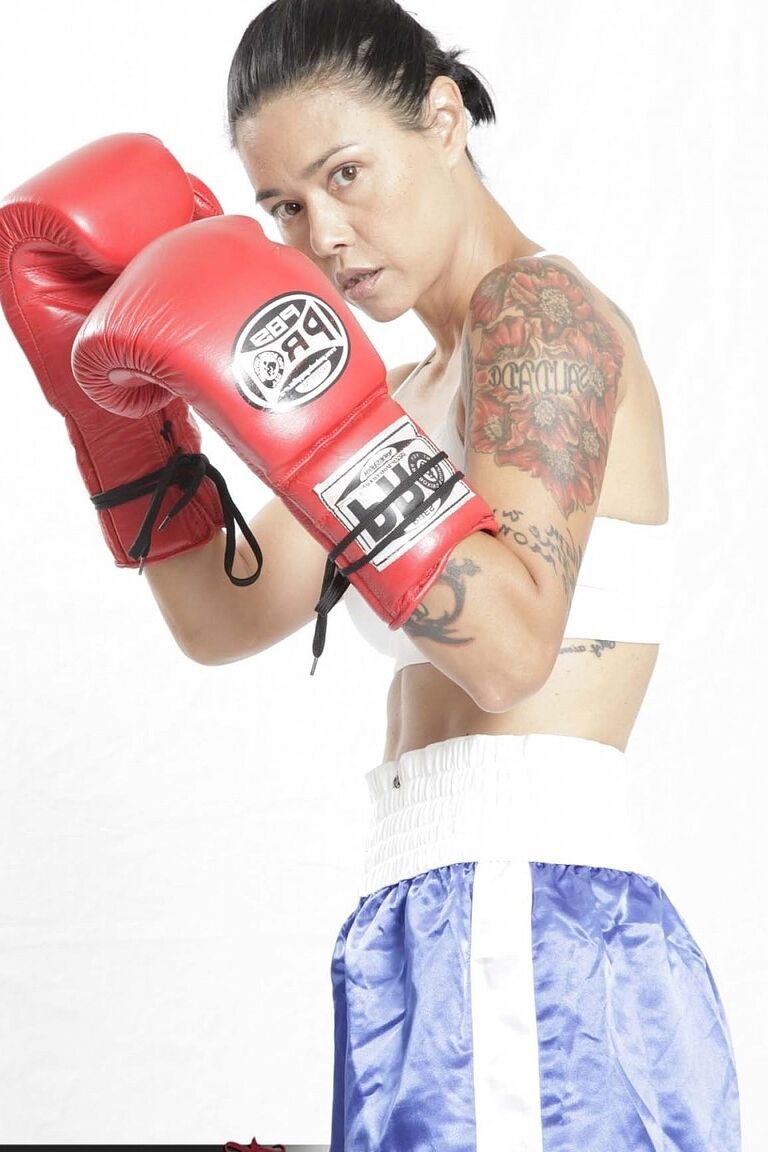 20P Dana Vespoli asiática madura revela seus peitos falsos e mostra suas habilidades no boxe
