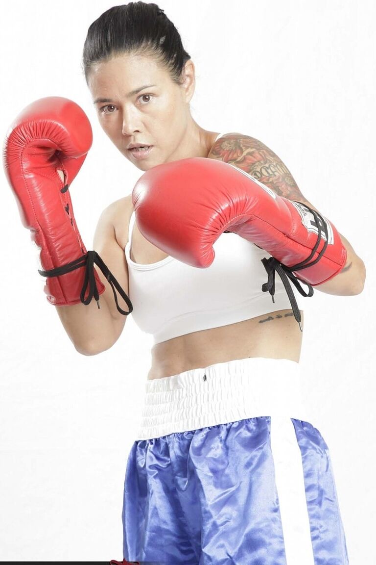 20P Dana Vespoli asiática madura revela seus peitos falsos e mostra suas habilidades no boxe