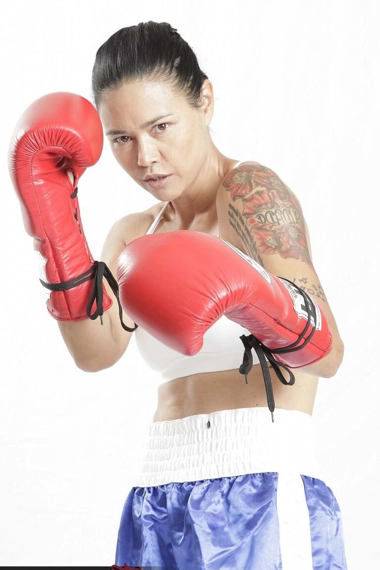 20P Dana Vespoli asiática madura revela seus peitos falsos e mostra suas habilidades no boxe