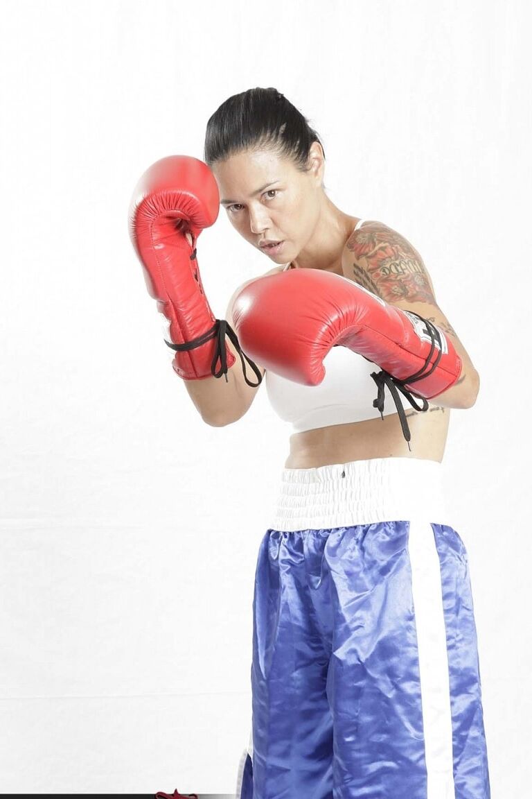 20P Dana Vespoli asiática madura revela seus peitos falsos e mostra suas habilidades no boxe