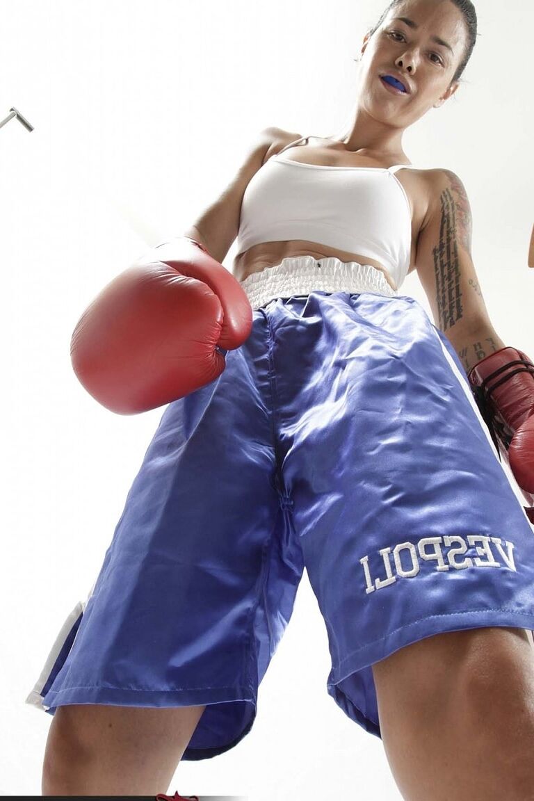 20P Dana Vespoli asiática madura revela seus peitos falsos e mostra suas habilidades no boxe