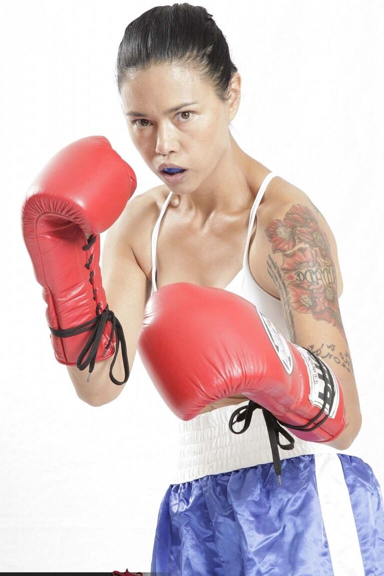 20P Dana Vespoli asiática madura revela seus peitos falsos e mostra suas habilidades no boxe