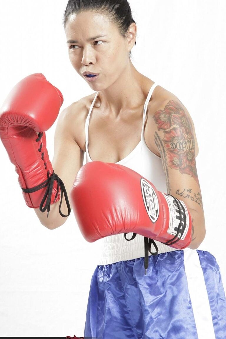 20P Dana Vespoli asiática madura revela seus peitos falsos e mostra suas habilidades no boxe