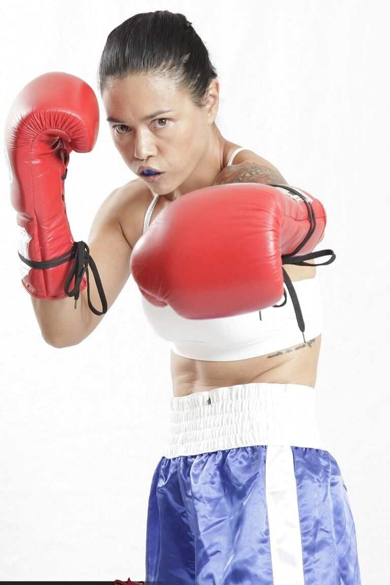 20P Dana Vespoli asiática madura revela seus peitos falsos e mostra suas habilidades no boxe