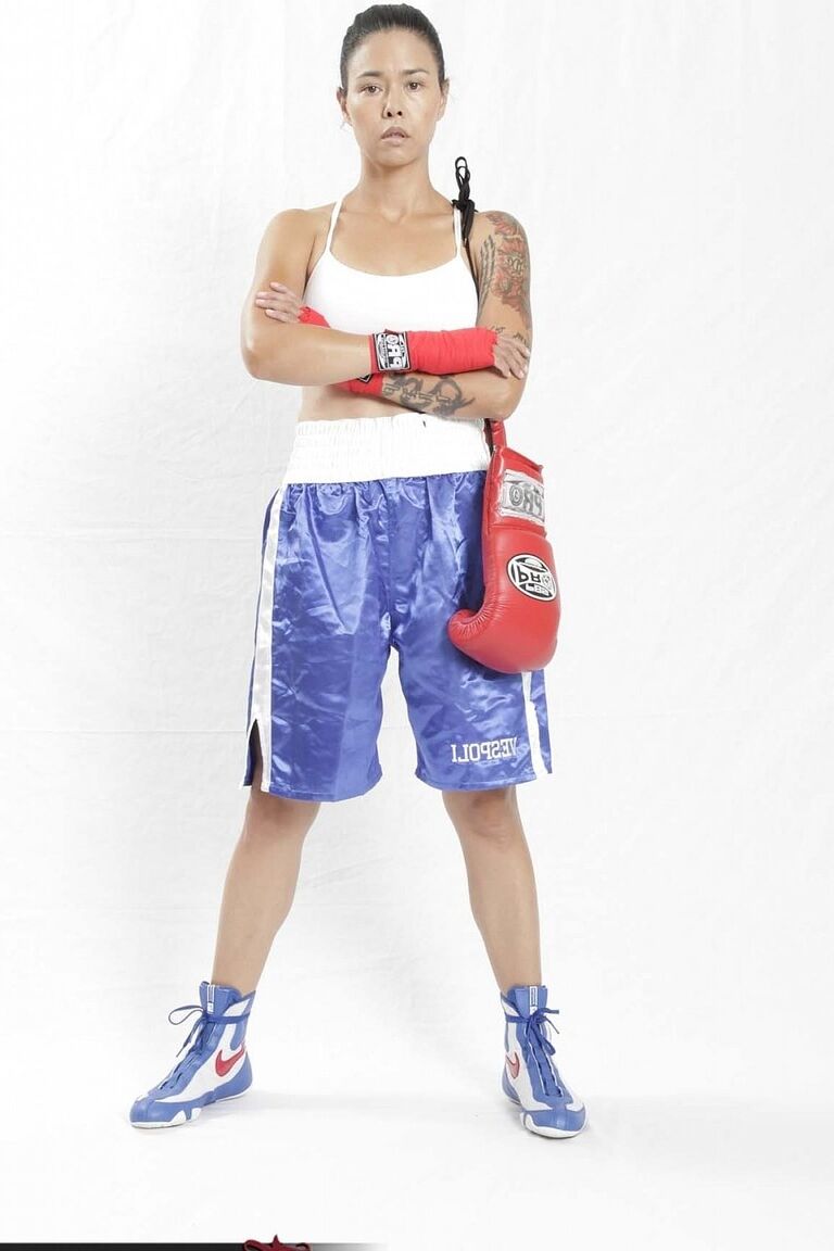 20P Dana Vespoli asiática madura revela seus peitos falsos e mostra suas habilidades no boxe