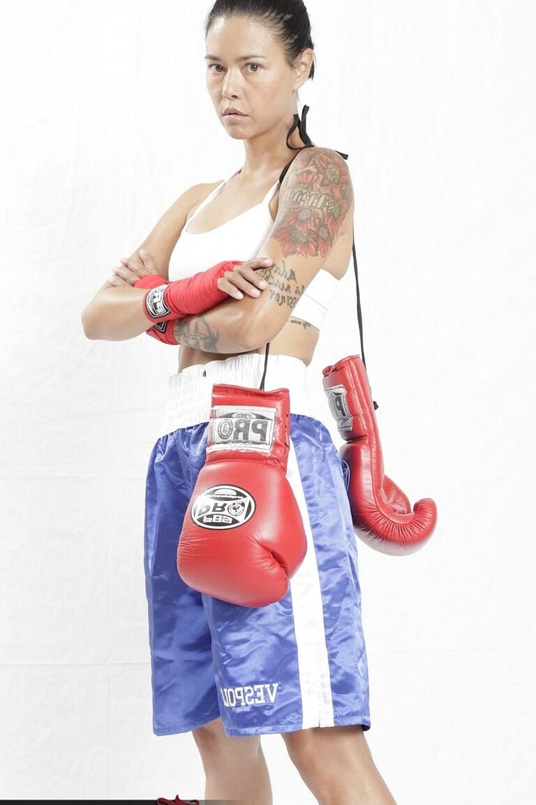 20P Dana Vespoli asiática madura revela seus peitos falsos e mostra suas habilidades no boxe