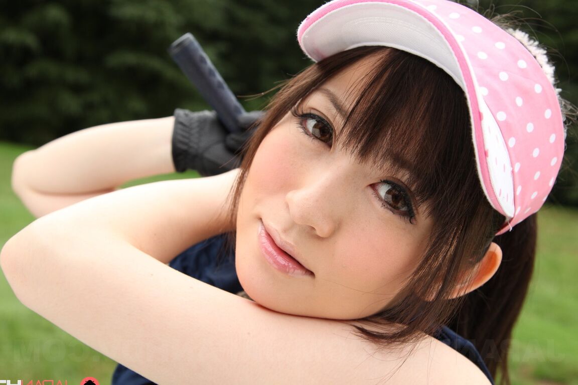 15P La dulce deportista Michiru Tsukino practica su swing de golf desnuda en los links