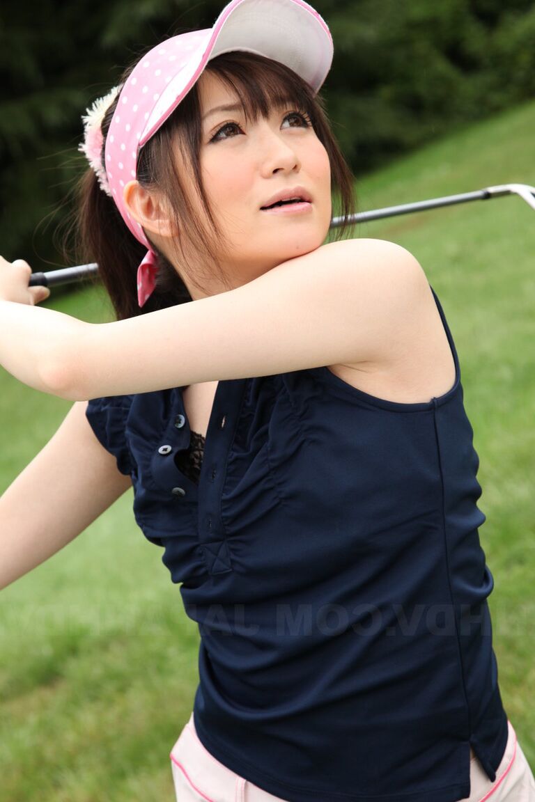 15P La dulce deportista Michiru Tsukino practica su swing de golf desnuda en los links