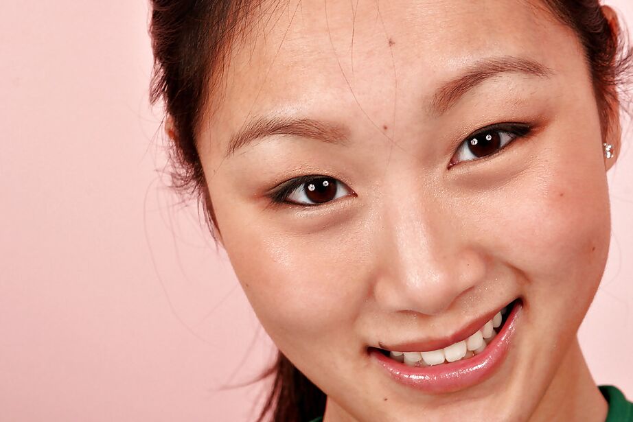 L'amatrice asiatique 16P Evelyn Lin enlève son uniforme de pom-pom girl pour exposer ses minuscules seins.
