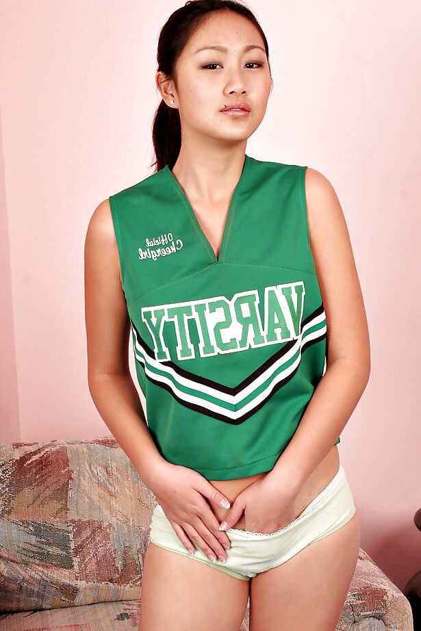 L'amatrice asiatique 16P Evelyn Lin enlève son uniforme de pom-pom girl pour exposer ses minuscules seins.