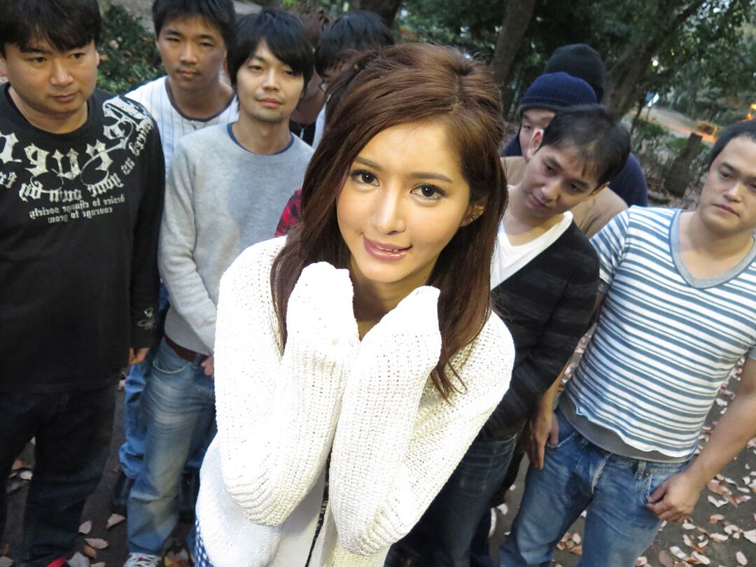 Das 20P-Japanermädchen Nozomi Asou genießt einen Gangbang und Sperma auf ihrem ganzen Körper