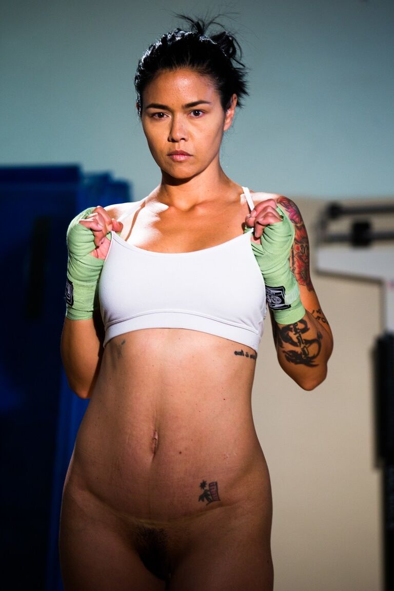 15P A asiática tatuada Dana Vespoli apregoa sua bunda apertada durante a pesagem