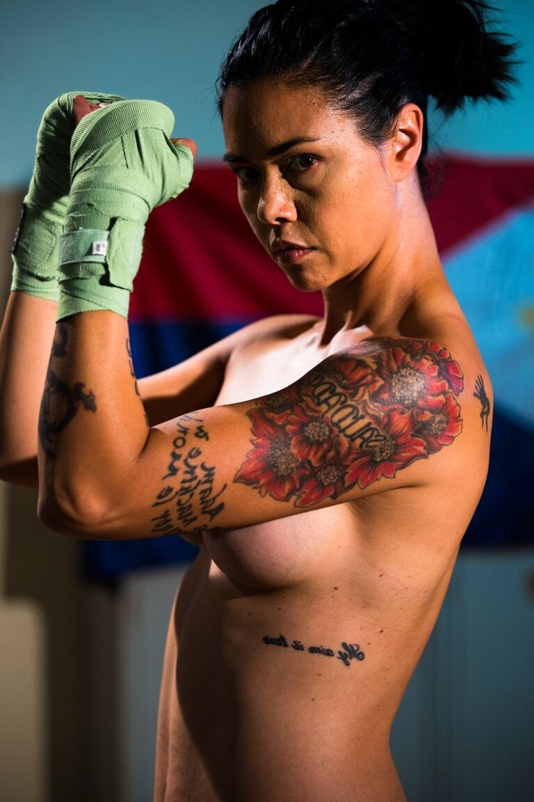 15P A asiática tatuada Dana Vespoli apregoa sua bunda apertada durante a pesagem
