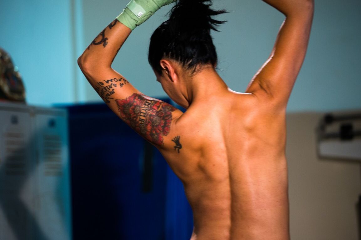 15P A asiática tatuada Dana Vespoli apregoa sua bunda apertada durante a pesagem