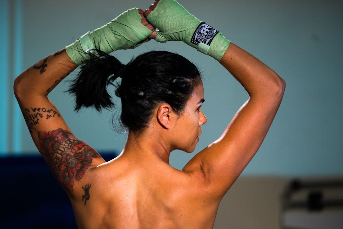 15P A asiática tatuada Dana Vespoli apregoa sua bunda apertada durante a pesagem