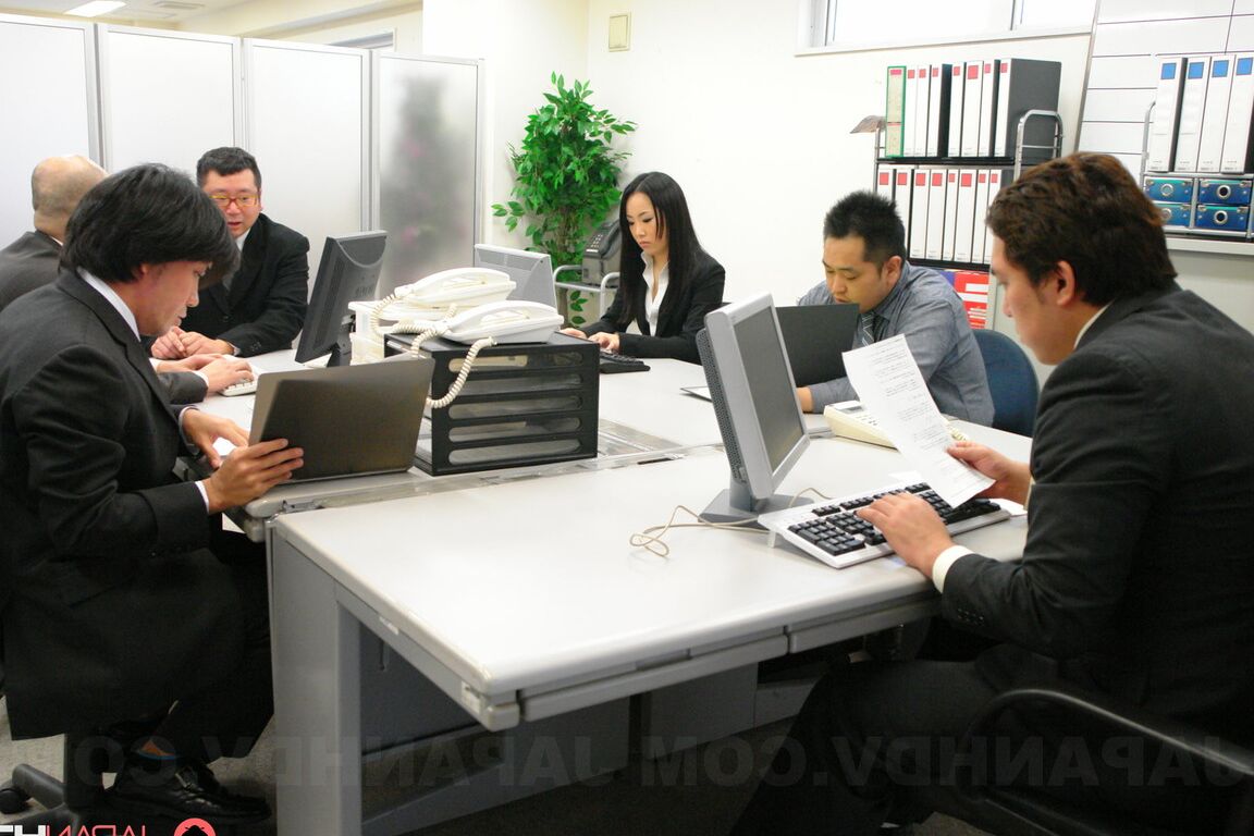 15P La empresaria japonesa Ai Mizushima es follada en grupo en su oficina