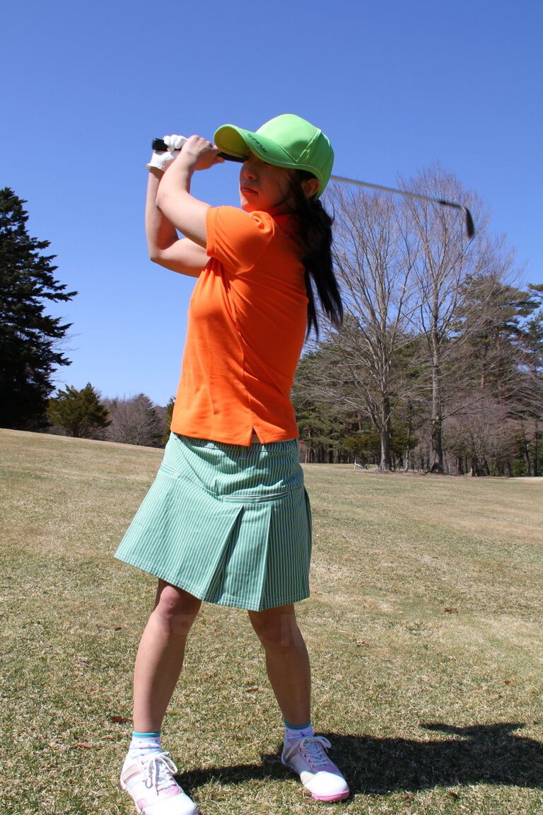 15P Japanese golfer Nana Kunimi flashes no panty upskirt while lining up a putt