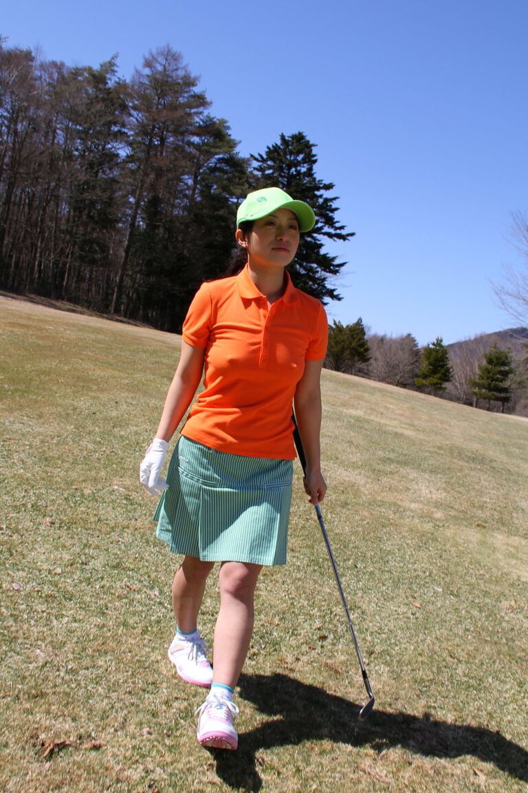 15P Japanese golfer Nana Kunimi flashes no panty upskirt while lining up a putt