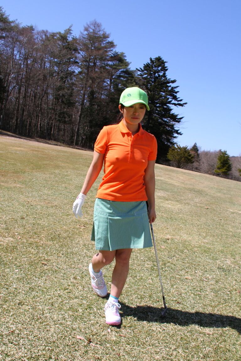 15P Japanese golfer Nana Kunimi flashes no panty upskirt while lining up a putt