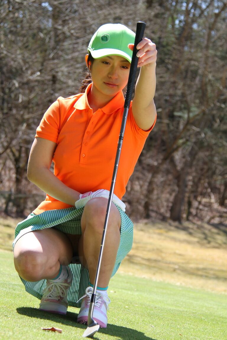 15P Japanese golfer Nana Kunimi flashes no panty upskirt while lining up a putt