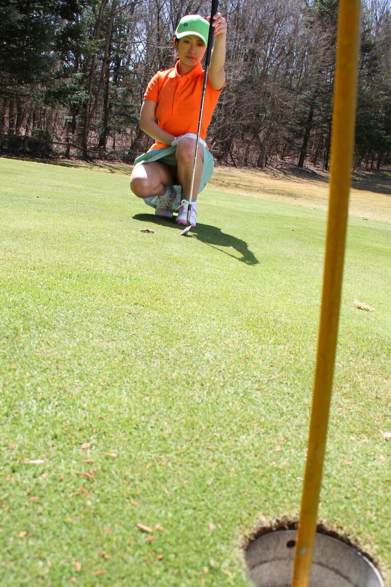 15P Japanese golfer Nana Kunimi flashes no panty upskirt while lining up a putt