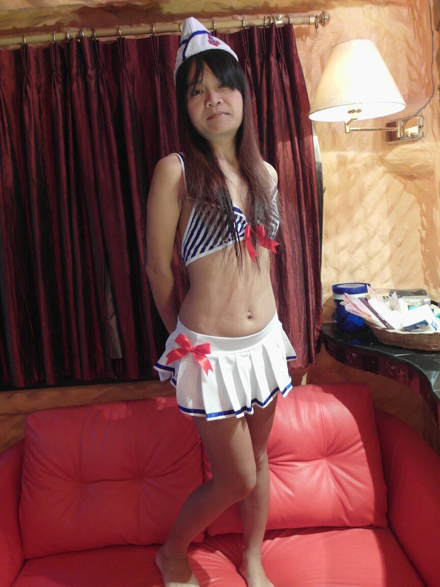 15P La jolie amatrice japonaise Maki arbore un visage couvert de sperme après un rapport sexuel en POV