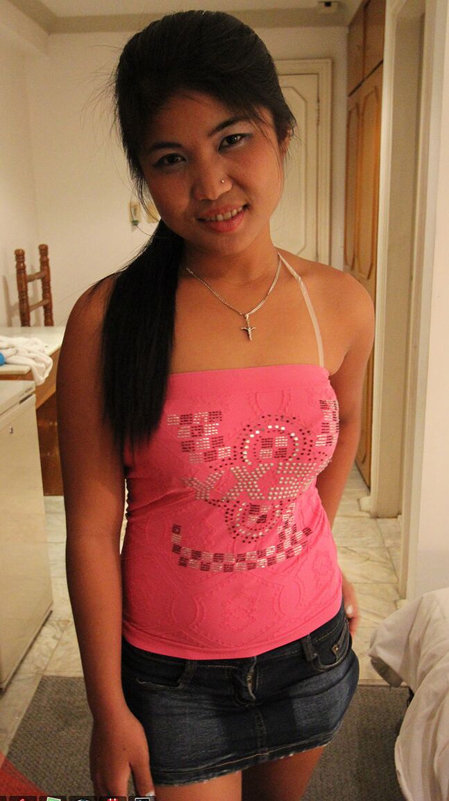 15P Barbie adolescente filipina ostenta um creampie depois de ser fodida por um turista sexual