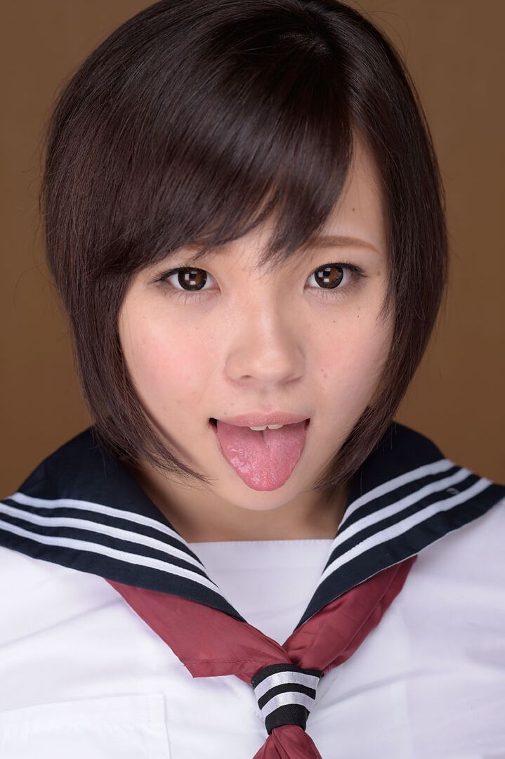 20P La linda colegiala japonesa Mihane Yuki follada en grupo por sus compañeros de clase