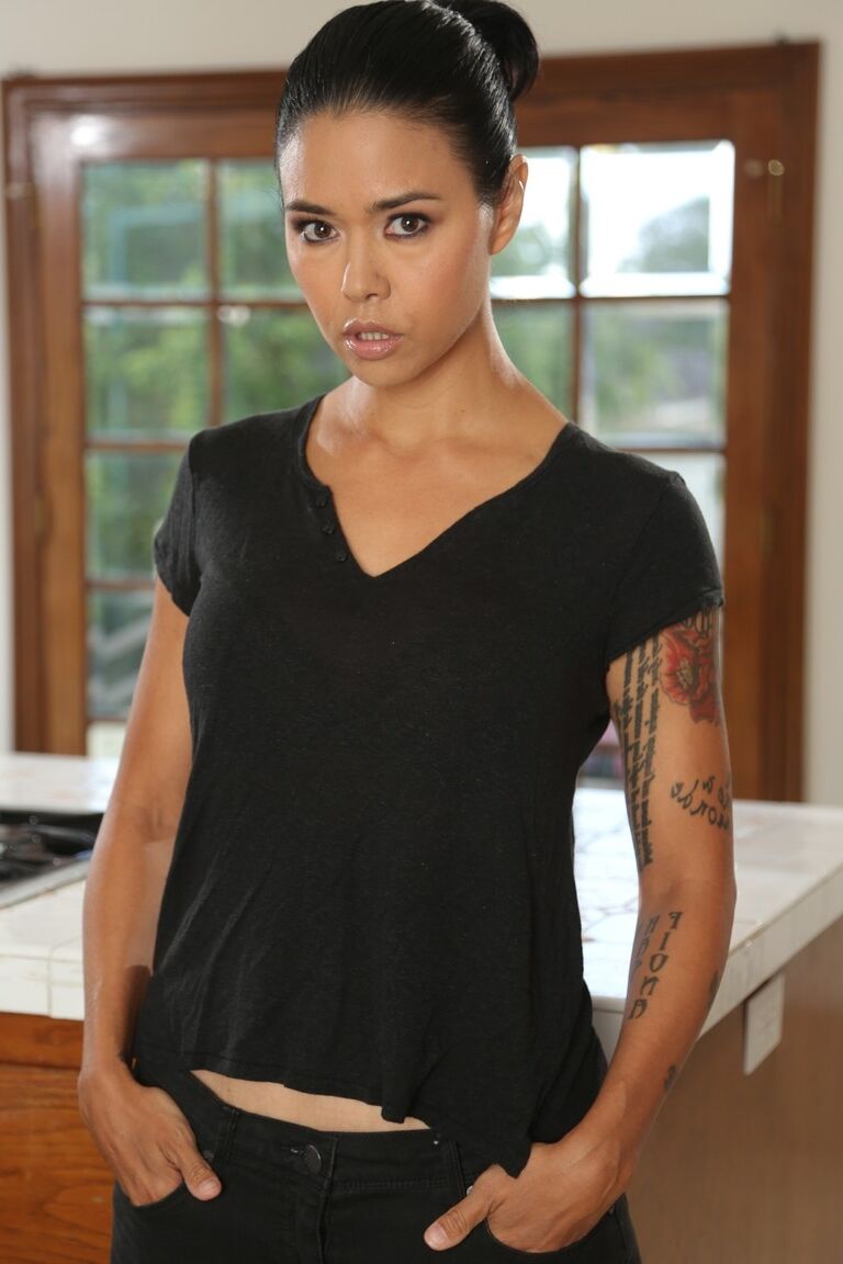 18P Tatted MILF Dana Vespoli tira a roupa e exibe obscenamente corpo núbil na cozinha