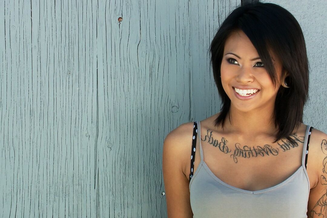 21P La beauté asiatique tatouée Krissie Dee s'implique dans une action de bukakke torride.