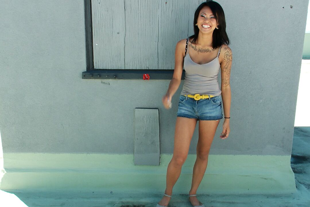 21P La beauté asiatique tatouée Krissie Dee s'implique dans une action de bukakke torride.