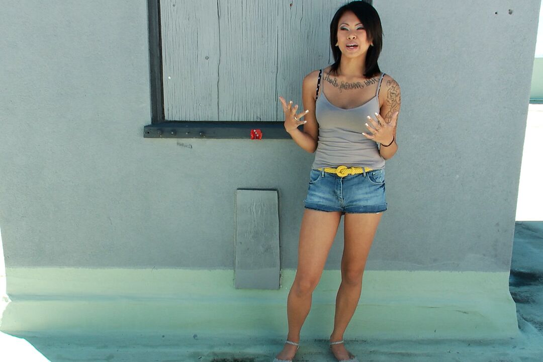 21P La beauté asiatique tatouée Krissie Dee s'implique dans une action de bukakke torride.