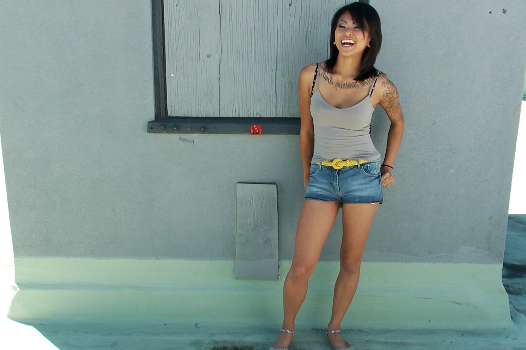 21P La beauté asiatique tatouée Krissie Dee s'implique dans une action de bukakke torride.