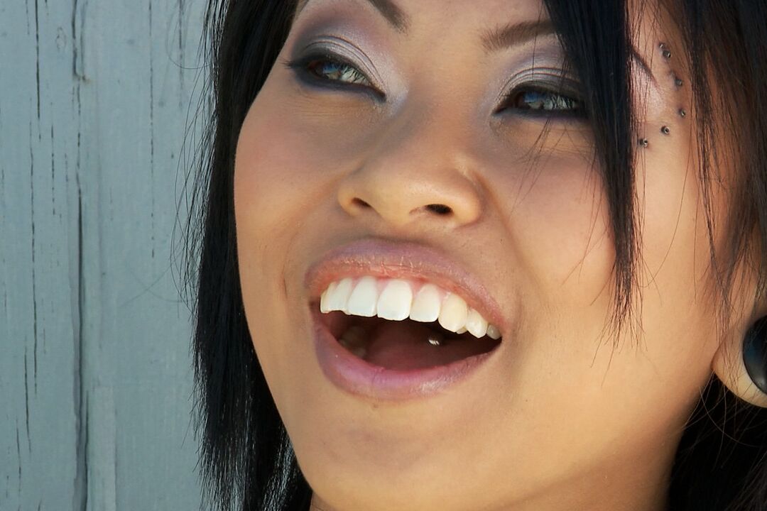 21P La beauté asiatique tatouée Krissie Dee s'implique dans une action de bukakke torride.