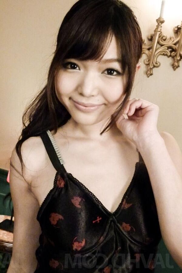 12P Megumi Shino Asian goza nos peitos e na boca com ferramentas sugadas