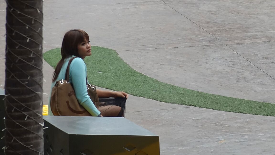 15P La asiática debutante Lek entrega su coño peludo a un turista sexual