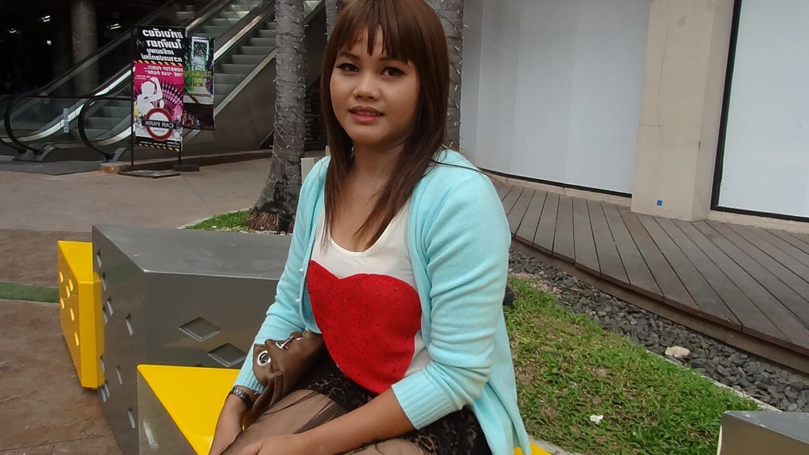 15P La asiática debutante Lek entrega su coño peludo a un turista sexual