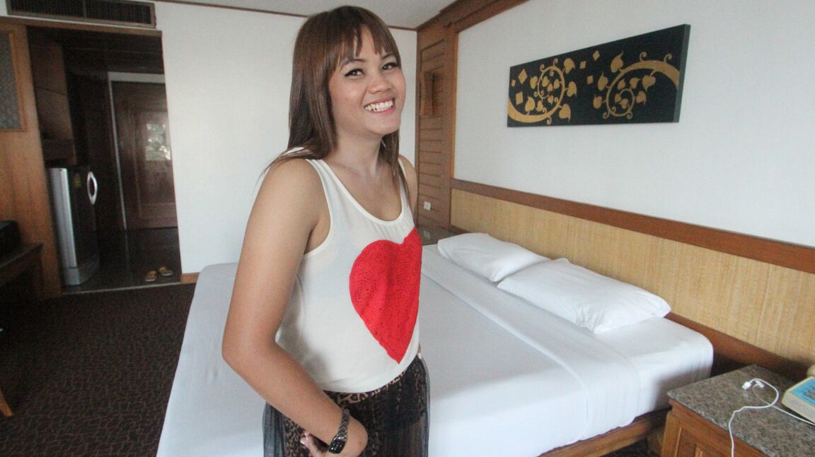 15P La asiática debutante Lek entrega su coño peludo a un turista sexual