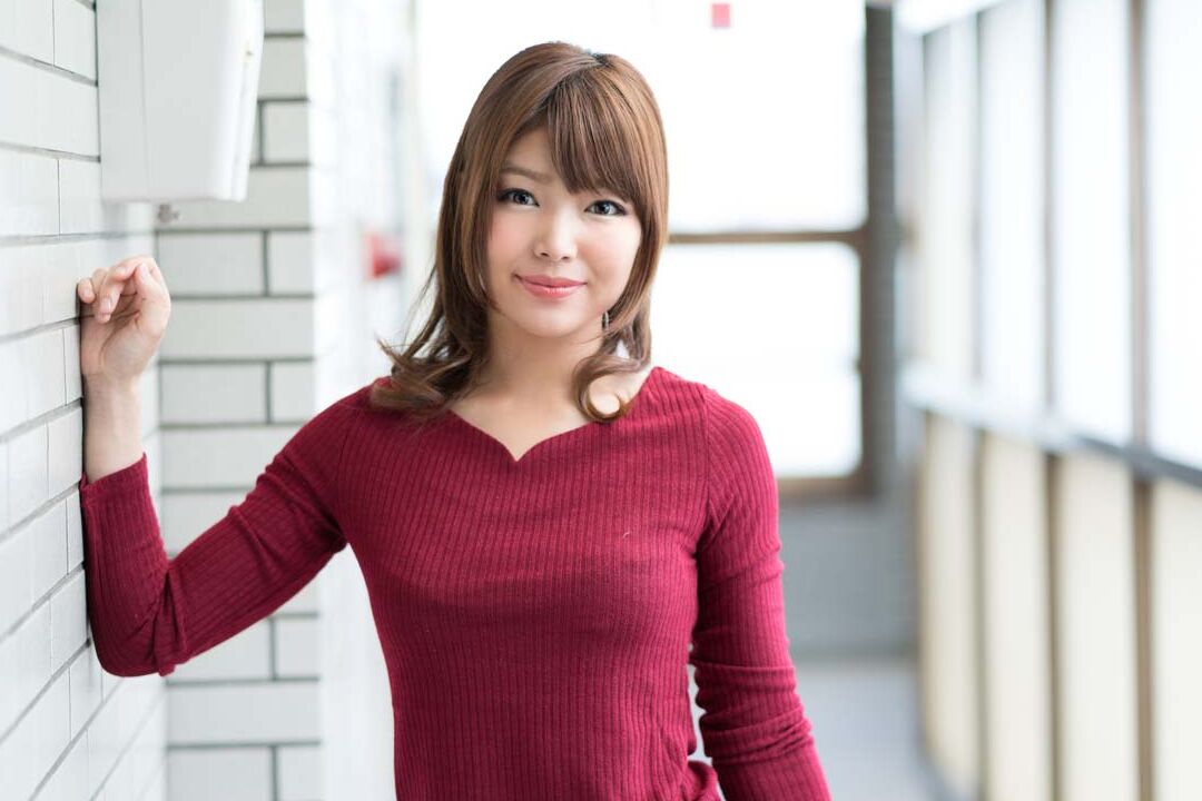 20P ブルネットの日本人少女碧しのがストリップされる