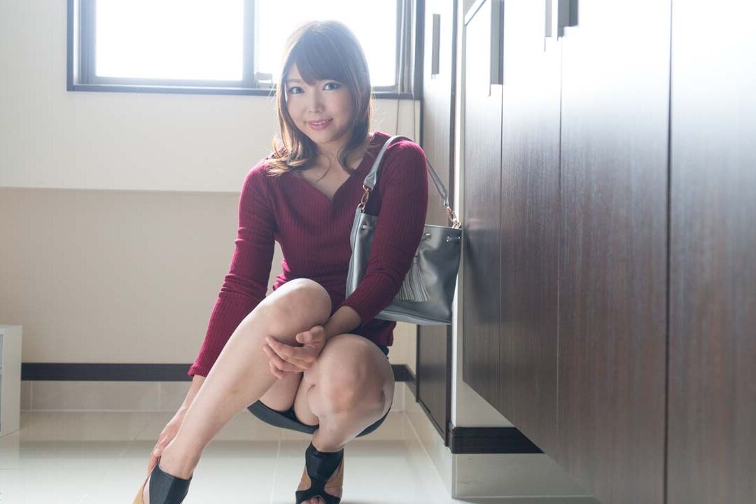 20P ブルネットの日本人少女碧しのがストリップされる