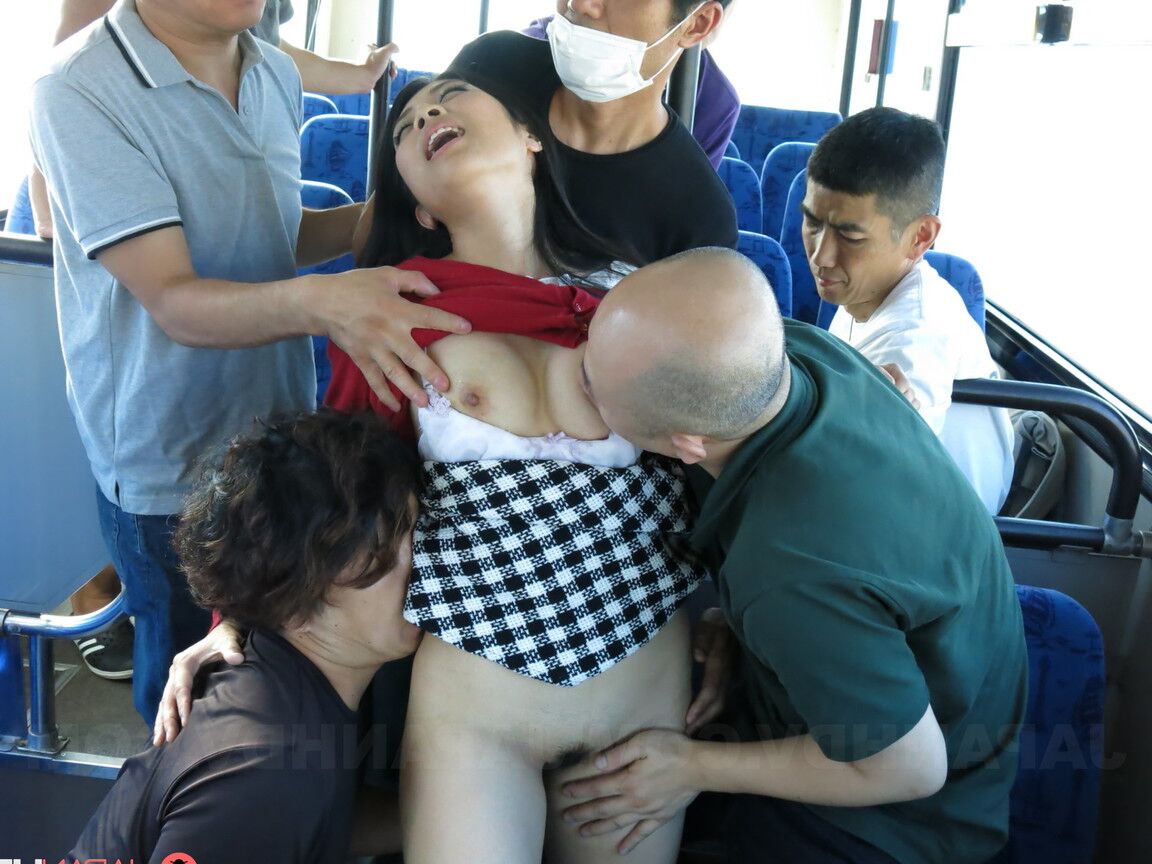 21P Die schwarzhaarige asiatische Schönheit Aimi Nagano wird in einem öffentlichen Bus genagelt