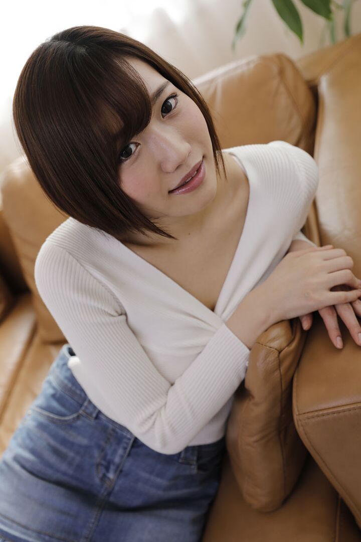 20P A garota asiática Mitsuha Kikukawa mostra sua buceta raspada e cremosa depois de sexo quente